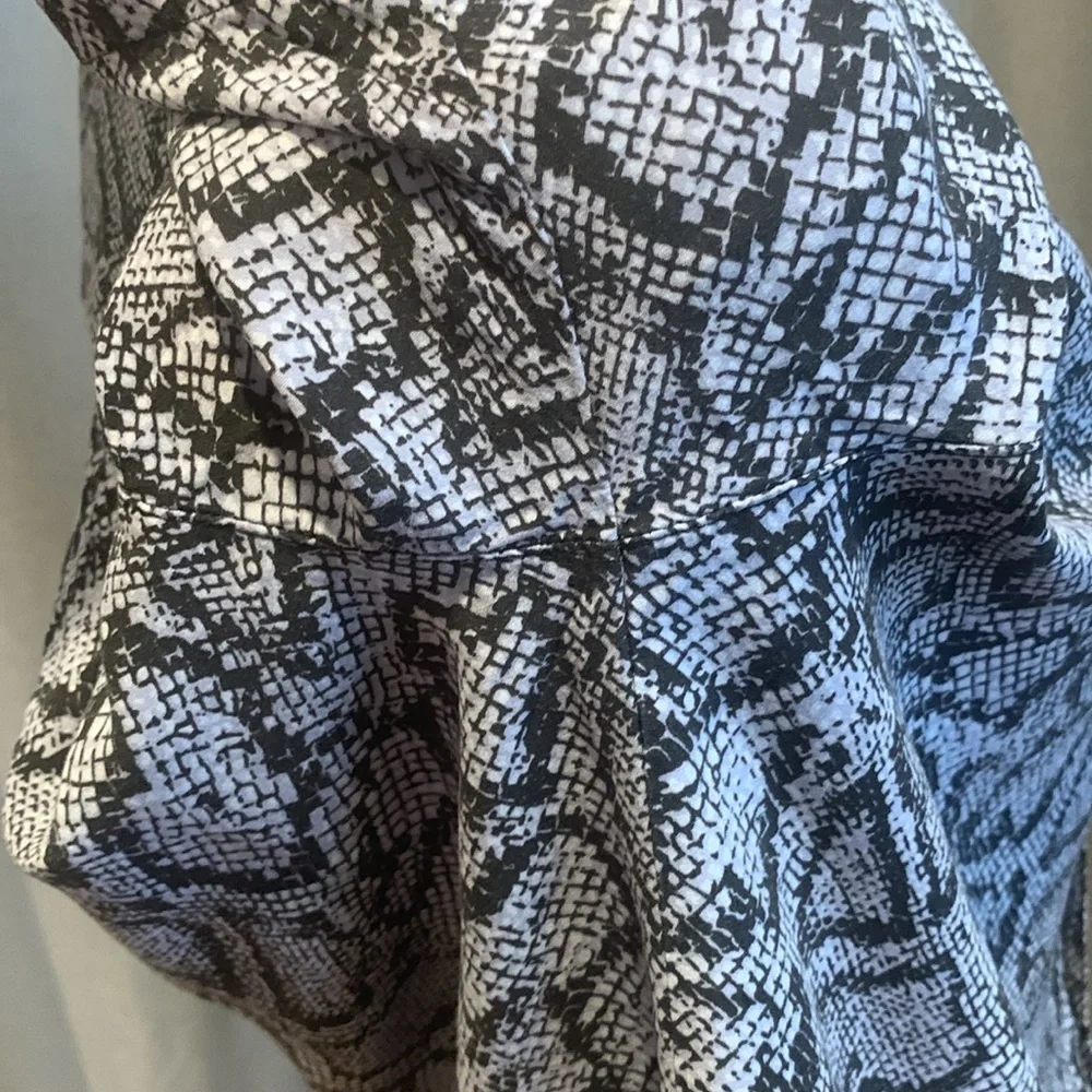 Urban Outfitters Snake Skin Design Button Down Shortsleeved Top Size Small - Picture 6 of 13